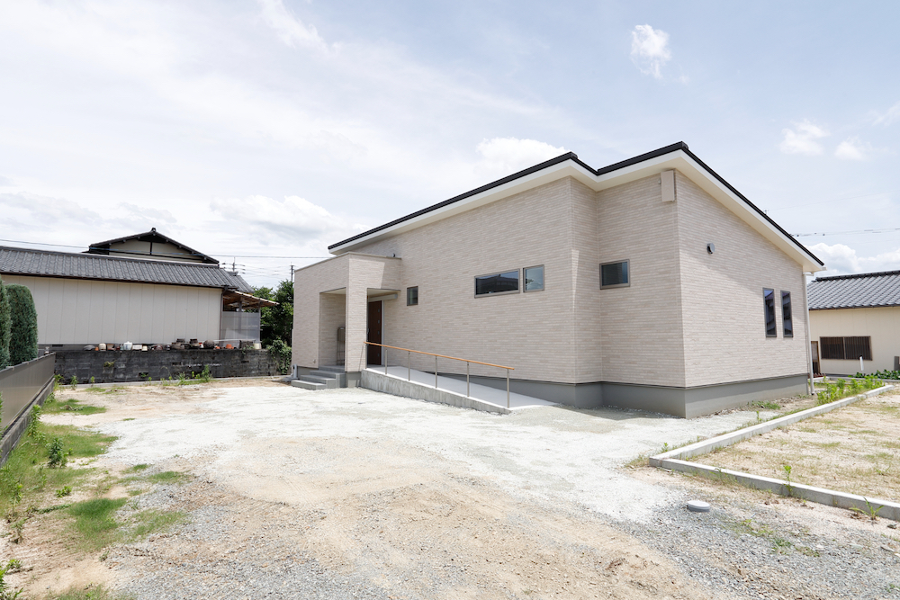 平屋建て　3LDK勾配天井バリアフリー＋書斎　98.54㎡